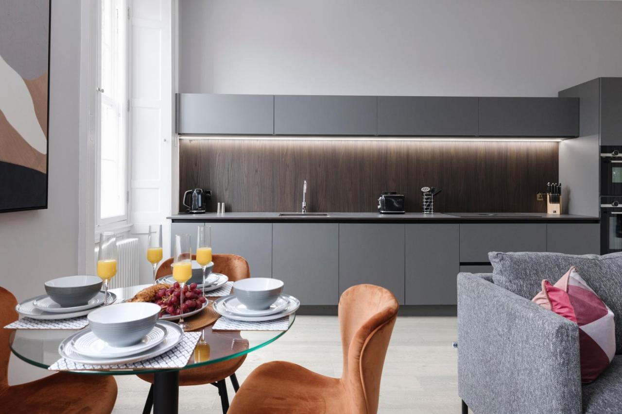 אדינבורו Joivy Luxurious Apt On Notable George Street מראה חיצוני תמונה