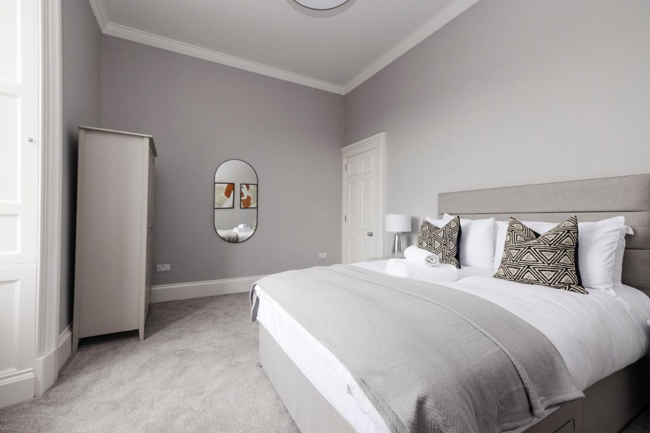 אדינבורו Joivy Luxurious Apt On Notable George Street מראה חיצוני תמונה